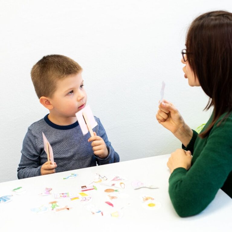 Read more about the article Co&nbsp;to&nbsp;jest opóźniony rozwój mowy?